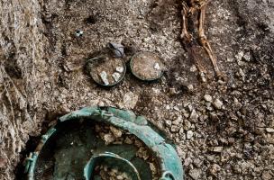 Vue générale d'un dépôt funéraire daté du Ve s. avant notre ère, découvert à Lavau (aube) 2015. Allongé au centre de la tombe, paré de ses bijoux, le personnage repose sur un char et est accompagné de riches vaisselles en bronze, en argent et en céramique