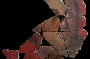 Détail d'un visage provenant d'un décor peint de deuxième style pompéien (Ier s. avant notre ère) découvert sur le site de la Verrerie de Trinquetaille à Arles, 2015.  Ce type de décor est comparable à celui du cubiculum 4 de la villa des Mystères à Pompé