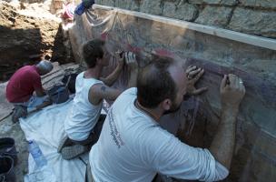 Maison romaine en cours de dégagement, découverte sur le site de la Verrerie de Trinquetaille à Arles (Bouches-du-Rhône).  Les fouilles ont révélé un décor peint de IIe style pompéien, daté en Gaule entre 70 et 20 avant notre ère. Ce type de décor est com
