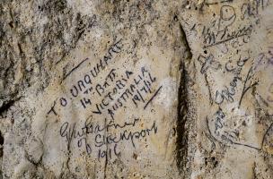 Inscription du soldat australien de la Grande Guerre Thomas Oliver Urquhart retrouvée dans la grotte souterraine de Naours (Somme).  T(homas) O(liver) Urquhart 14e bataillon état de Victoria Australie le 19 juillet 1916.   Ce soldat sera promu caporal, pu