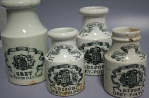 Pot de moutarde de Dijon en faïence fine daté du début du XXe siècle découvert dans un dépotoir à Vénissieux (Rhône), 2016. Pot de moutarde de Dijon en faïence fine daté du début du XXe siècle découvert dans un dépotoir à Vénissieux (Rhône), 2016.