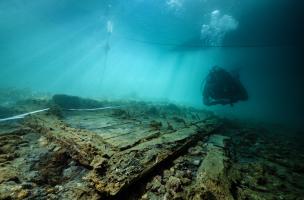 Découverte et documentation d'une structure en bois lors d'une prospection dans la calanque de Port-Miou (Cassis), sous les bateaux amarrés au port.