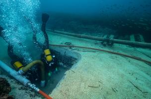 Sondage sous-marin réalisé dans la tranchée de l'émissaire reliant l'île de Sainte-Marguerite (Cannes) au continent, visant à documenter la stratigraphie dans un secteur non recouvert par les épaisses mattes de posidonies.