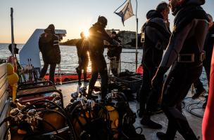 Après une journée de plongée dans l'anse Sainte-Anne, au nord de l'île Sainte-Marguerite, les plongeurs se déséquipent et rentrent au port.