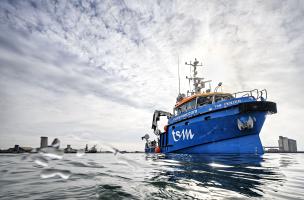 Le TSM Penzer, à la sortie du port de La Rochelle, prêt à laisser remonter à son bord les archéologues après une plongée d'expertise.