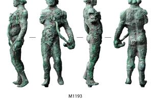 Statuette en bronze représentant Mercure. On peut observer sur sa chevelure les traces de son pétase. Il porte dans sa main gauche la base du caducée brisé dans la partie supérieure.