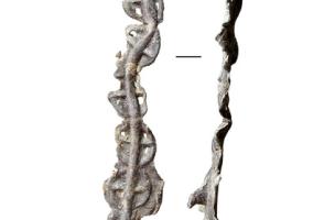 Chapelet de rouelles en plomb à quatre rayons découverts la plupart du temps dans des contextes cultuels. La forme ronde n'est pas sans rappeler la roue de Taranis qui correspond peu ou prou à Jupiter dans la mythologie romaine.