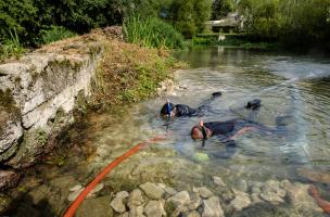 Deux plongeurs réalisant un sondage en eaux peu profondes à l'aide d'aspirateurs à sédiments à Saint-Simon dans la Charente.