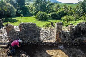 Vue partielle de la façade est de la case de travailleurs, 2e moitié du XIXe siècle, fouillée aux trois-Îlets, Martinique, 2023. 