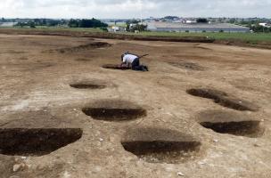 Fonds de silos du Néolithique moyen en cours de fouille, fouillés à Béziers (Hérault), 2022. 