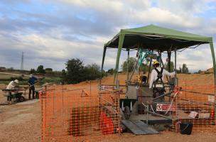 Plateforme de la cellule d'intervention de la Cisap (Cellule d’intervention sur les structures archéologiques profondes de l'Inrap) et atelier de tamisage pour la fouille du puits gallo-romain, découvert à Béziers (Hérault), 2022. 