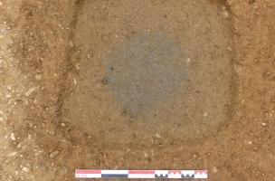 Fosse de plantation arbustive antique et sa motte centrale, découvertes à Béziers (Hérault), 2022. 