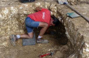 Grandes caves du Néolithique final en cours de fouille fouillées à Béziers (Hérault), 2022. 