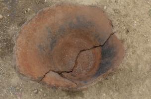 Fond de dolium noirci par le feu, extrait des comblements du puits gallo-romain, découvert à Béziers (Hérault).