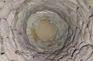 En fond de puits gallo-romain, base du cuvelage bâti et traces d’outils dans la roche, découverts à Béziers (Hérault). 