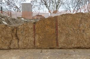 Restes d’enduits peints sur une des parois conservées d'une maison antique découverte à Nîmes (Gard), en 2023. Un quartier de l'antique Nemausus y a été mis au jour.  