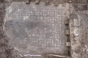 Sol de pièce de réception d'une domus (maison) transformée en salle chauffée à la fin de l’occupation, découverte au sein d'un quartier antique à Nîmes (Gard) en 2023.     
