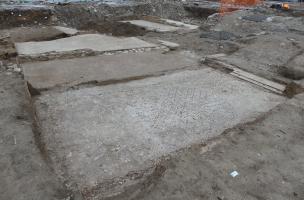 Vue des différentes pièces bétonnées de la domus (maison) septentrionale découverte au sein d'un quartier de l'antique Nemausus à Nîmes (Gard), en 2023.  