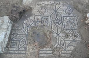 Sol mosaïqué polychrome à décors géométriques découvert au sein d'un quartier de l'antique Nemausus à Nîmes (Gard), en 2023.  