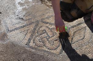 Sol mosaïqué polychrome à décors géométriques, en cours de nettoyage mis au jour au sein d'un quartier de l'antique Nemausus à Nîmes (Gard), en 2023.  