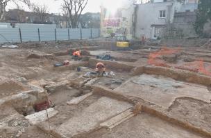 Fouille d'un quartier de l'antique Nemausus mis au jour à Nîmes (Gard), en 2023. Au premier plan, différentes pièces bétonnées de la domus (maison) septentrionale.&nbsp;    