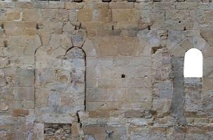 Baies géminées de la façade nord d'une maison médiévale faisant l'objet d'une étude&nbsp; de bâti à Lodève (Hérault), en 2023.