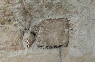 Détail des solives en l’état d'une maison médiévale qui fait l'objet d'une étude de bâti à Lodève (Hérault), en 2023.