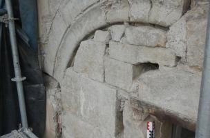 Grande baie ouverte dans le pignon oriental d'une maison médiévale faisant l'objet d'une étude&nbsp; de bâti à Lodève (Hérault), en 2023.