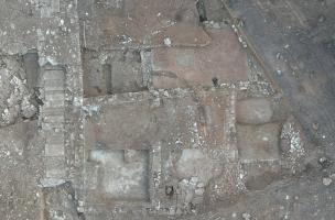 Vue aérienne de la domus. Un quartier antique occupé entre le milieu du Ier s. av. notre ère et le milieu du IIe s. de notre ère a été découvert à Villevieille (Gard) en 2023.