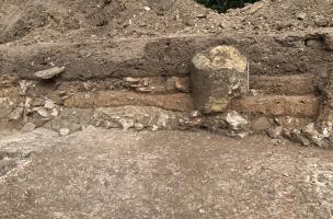 Argile et remploi de colonne. Un quartier antique occupé entre le milieu du Ier s. av. notre ère et le milieu du IIe s. de notre ère a été découvert à Villevieille (Gard) en 2023.