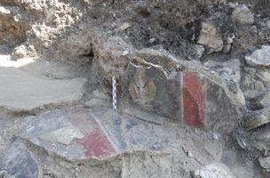 Fragments d’enduit peint provenant de vestiges antiques balnéaires, découverts à Yenne (Savoie) en 2023.