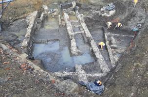 Béguinage. Lors du démontage du bâtiment du 16e siècle, seules les principales fondations puissantes de ce dernier ont été conservées. Entre celles-ci apparaît le niveau d’occupation du béguinage des 14e et 15e siècles, avec ses bâtiments et son réseau de