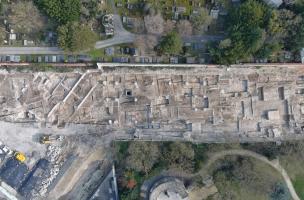  Photo zénithale de l'ensemble de la fouille en cours au quartier Sernam/Boulingrin mise au jour à Reims (Marne), en 2023.  Un site monumental antique des IIe-IIIe siècles y a été découvert. 