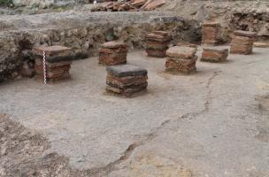 Pilettes du premier hypocauste (système de chauffage par le sol) découvert à Reims (Marne), en 2023.  Un site monumental antique des IIe-IIIe siècles y a été mis au jour.  