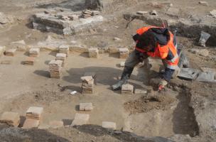 Pilettes en cours de fouille de l'un des hypocaustes antiques (systèmes de chauffage par le sol) mises au jour à Reims (Marne), en 2023.  Un site monumental antique des IIe-IIIe siècles y a été découvert.