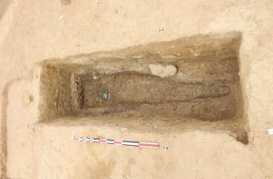 Tombe ayant conservé le négatif du cercueil et contenant un vase en verre, mise au jour dans la nécropole gallo-romaine (entre le IVe siècle et le Ve siècle de notre ère) de La Chapelle-des-Fougeretz (Ille-et-Vilaine).
