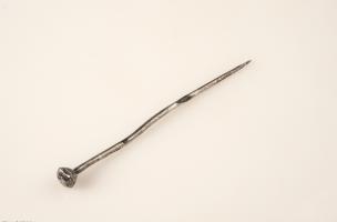 Épingle en argent provenant d'une des tombes de la nécropole gallo-romaine (entre le IVe siècle et le Ve siècle de notre ère) de La Chapelle-des-Fougeretz (Ille-et-Vilaine).
