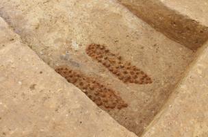 Paire de chaussures cloutées en dépôt dans un angle d'une tombe de la nécropole gallo-romaine (entre le IVe siècle et le Ve siècle de notre ère) de La Chapelle-des-Fougeretz (Ille-et-Vilaine).