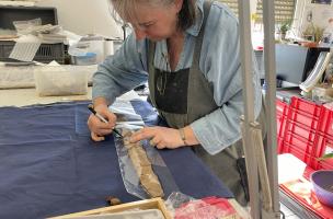 Couteau en cours de démontage, découvert sur le site gallo-romain de La Chapelle-des-Fougeretz (Ille-et-Vilaine).