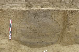 Silo médiéval en coupe de la zone B du site. Plusieurs petites aires d’ensilage du Moyen Âge (XIe-XIIe siècles) et une occupation moderne (début XVIIIe siècle) ont été mis au jour à Montbartier (Tarn-et-Garonne) en 2023.