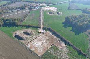 Vue aérienne générale (par drone) de 4 des 5 secteurs de fouille après décapage. Plusieurs petites aires d’ensilage du Moyen Âge (XIe-XIIe&nbsp;siècles) et une occupation moderne (début XVIIIe&nbsp;siècle) ont été mis au jour à Montbartier (Tarn-et-Garonn