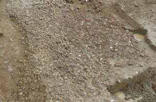 Section sud-est du chemin daté de l'Époque moderne en cours de fouille à Montbartier (Tarn-et-Garonne) en 2023. Plusieurs petites aires d’ensilage du Moyen Âge (XIe-XIIe siècles) et une occupation moderne (début XVIIIe siècle)y ont été mis au jour 