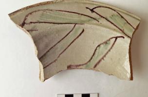 Fragment d'assiette vernissée de l'Époque moderne découverte à Montbartier (Tarn-et-Garonne) en 2023. Plusieurs petites aires d’ensilage du Moyen Âge (XIe-XIIe siècles) et une occupation moderne (début XVIIIe siècle) y ont été mis au jour à Montbartier (T