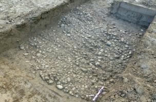 Section nord-est du chemin datant de l'Époque moderne avec des traces d'ornières découvert à Montbartier (Tarn-et-Garonne) en 2023. Plusieurs petites aires d’ensilage du Moyen Âge (XIe-XIIe siècles) et une occupation moderne (début XVIIIe siècle) y ont ét