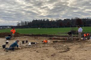 Fouille du chemin en galets. Plusieurs petites aires d’ensilage du Moyen Âge (XIe-XIIe siècles) et une occupation moderne (début XVIIIe siècle) ont été mis au jour à Montbartier (Tarn-et-Garonne) en 2023.  