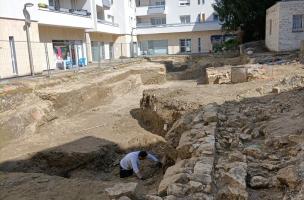 Cave en cours de fouille à Creil (Oise), en 2023. Ce site présente&nbsp; des occupations de l’époque médiévale jusqu’à l’époque contemporaine.