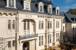 Vue de la fouille devant le logis Renaissance ; on distingue au premier plan les vestiges de la tour-porche, à Villers-Cotterêts (Aisne). 