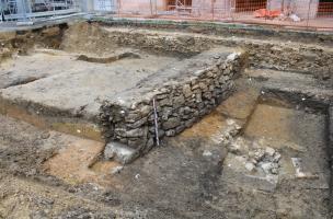 Mur de contrescarpe avec à droite le fossé en cours de fouille, à Villers-Cotterêts (Aisne).