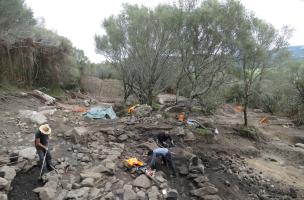 Vue générale d'un bastion en cours de fouille à Sotta (Corse-du-sud) en 2023. Un site néolithique y a été mis au jour.