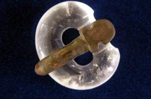 Boucle de ceinture en cristal de roche à ardillon en argent, découverte dans une des tombes masculines aristocratiques du VIe s. de notre ère, mises au jour sur la commune de Saint-Dizier (Haute-Marne) en 2002.  Elle était accompagnée de trois rivets scut
